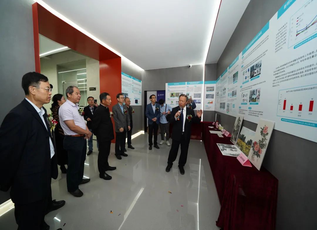  众嘉宾参观新明珠当代陶瓷研究院实验室