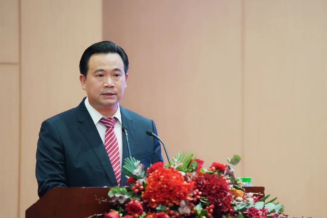 新明珠集团副总裁兼营销管理中心总经理邓勇讲话图