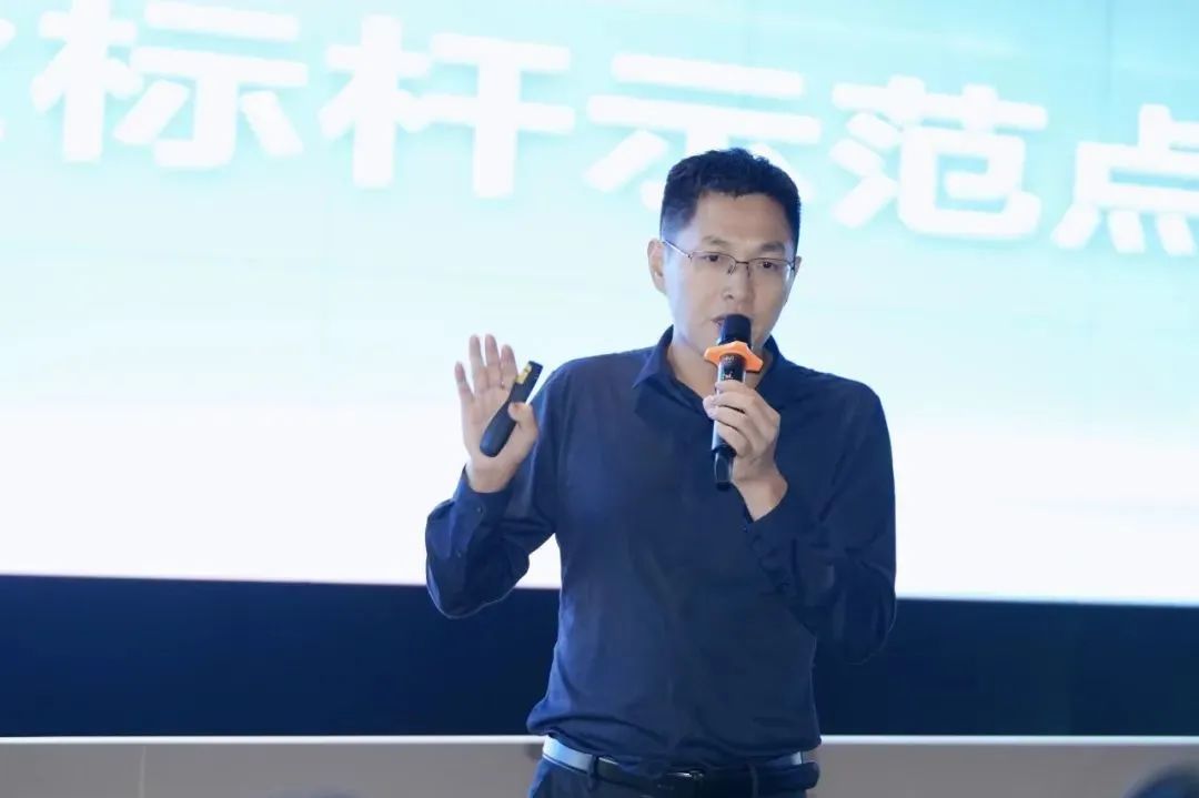 阿里云广东分公司副总经理胡峰作AI瓷砖质检项目汇报图片