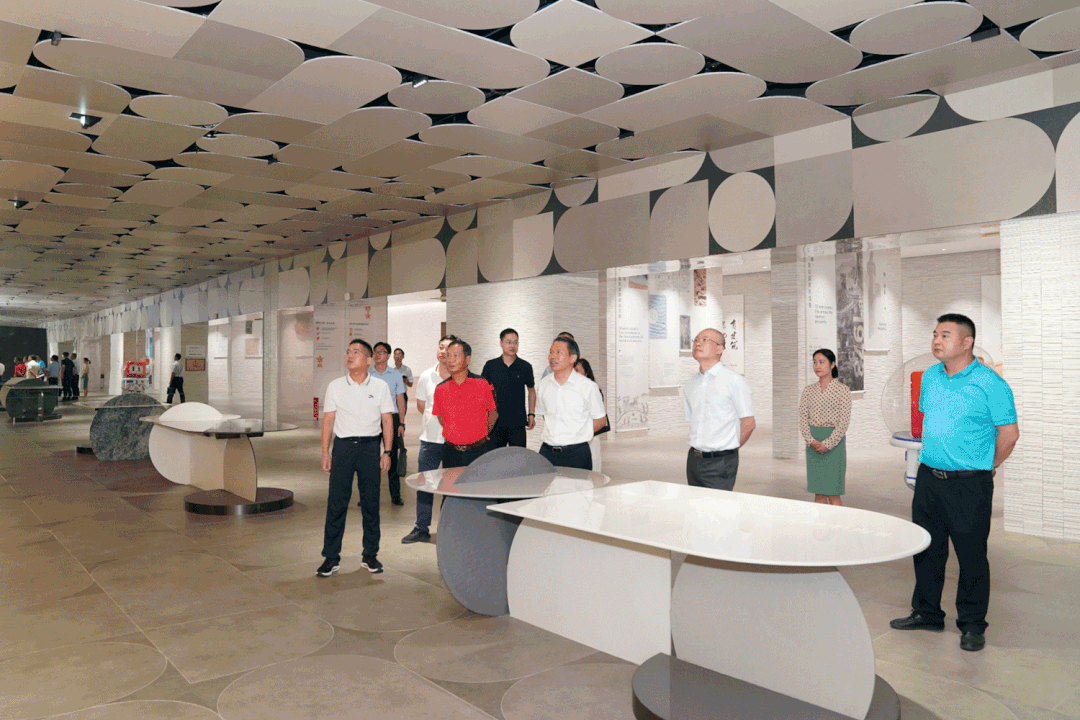 察团一行先后参观了新明珠集团旗下冠珠、蒙地卡罗纯色瓷砖展厅图