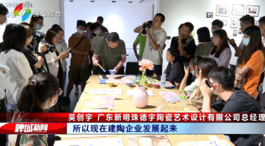 高校学生们围绕陶瓷参观图